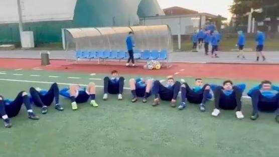 Tritium, i giocatori tifosi dell'Inter 'puniti' con 119 addominali extra: il motivo