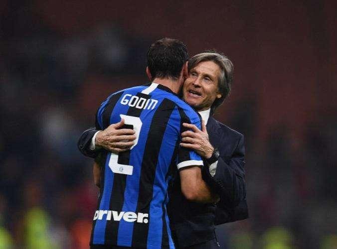 FOTO - Godin, prestazione strepitosa contro il Milan: a fine gara Oriali va ad abbracciarlo