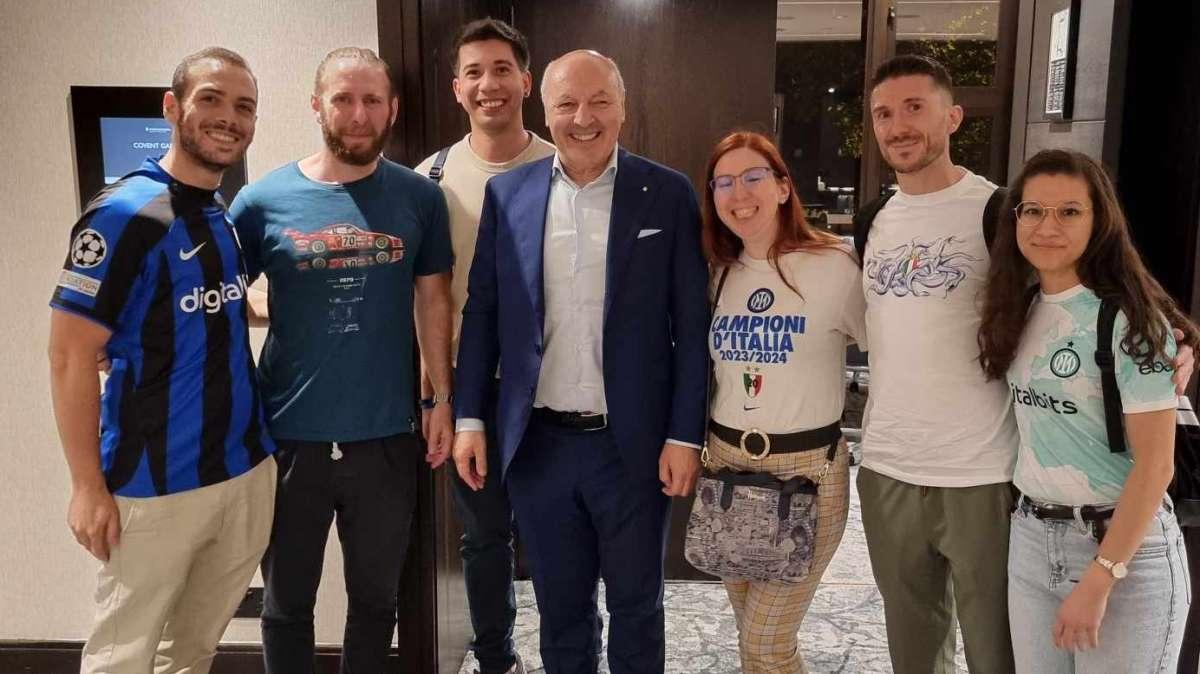 Tifosi interisti in visita nell'hotel londinese della squadra: foto con Marotta e Inzaghi