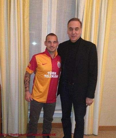 FOTO - Ecco Sneijder: già veste la maglia del Gala!