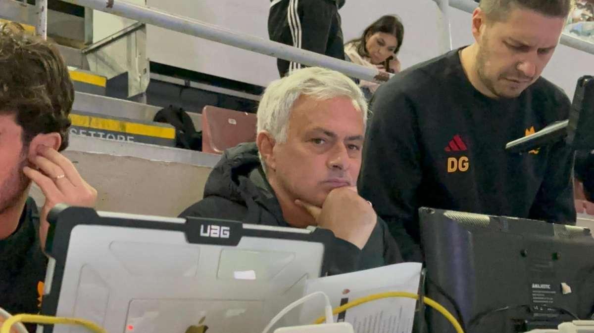 VIDEO - E all'improvviso nella tribuna stampa del Meazza arriva... Mourinho
