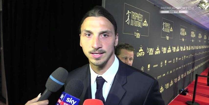 VIDEO - Ibra "cammina sull'acqua": così lo svedese evita gli invasori di campo