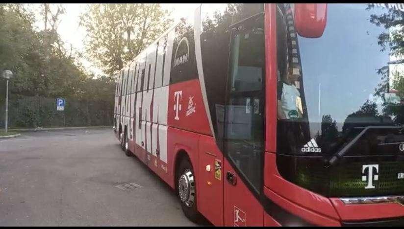 VIDEO - L'arrivo del Bayern Monaco a San Donato Milanese: acclamazioni per Mané