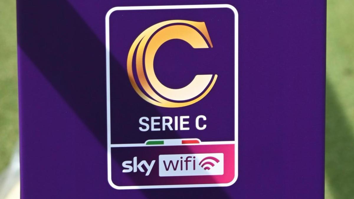 Striscione di contestazione ieri a Giugliano, multa di 100 euro per il club