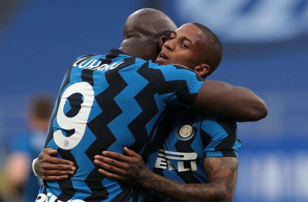 Young, esultanza social in italiano dopo il 2-1 al Sassuolo: "Grande, grande. Forza Inter"