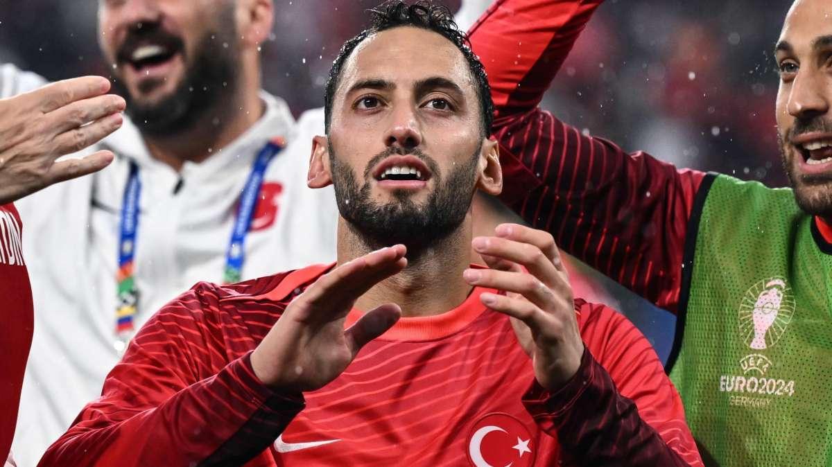 Burak Yılmaz difende Calhanoglu: "Mi fido di lui, è il nostro leader. E mi aspetto un gol contro la Rep. Ceca"