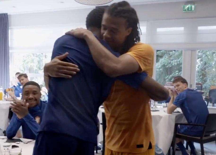 Olanda, accoglienza speciale per Aké dopo il Treble: bello l'abbraccio con Dumfries 