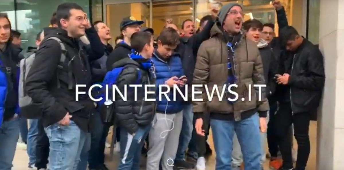 VIDEO - Febbre da Eriksen: tifosi già radunati in massa anche davanti alla sede