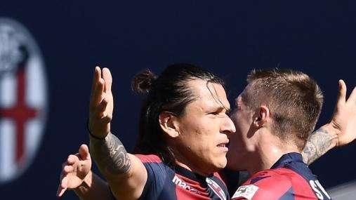 'El Ropero' piega il Napoli: doppietta di Santander, il Bologna vince 3-2 