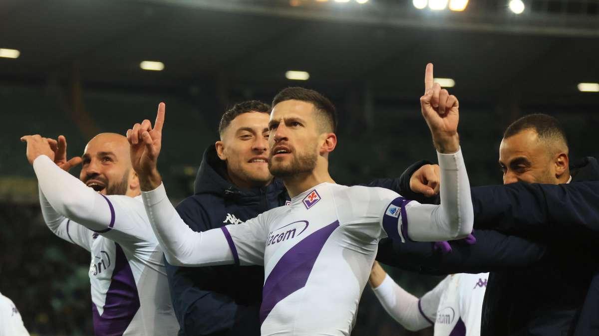 VIDEO - Capolavoro di Biraghi da centrocampo, tris della Fiorentina a Verona: gli highlights del match