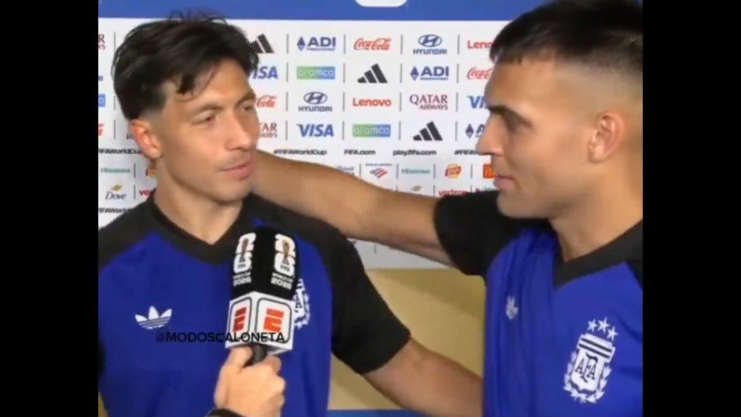Lisandro Martinez abbraccia Lautaro e gli lascia il microfono
