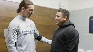VIDEO - Ibra-Ronaldo, incontro ai Galaxy tra foto e risate. Il Fenomeno: "Un po' di allenamento..."