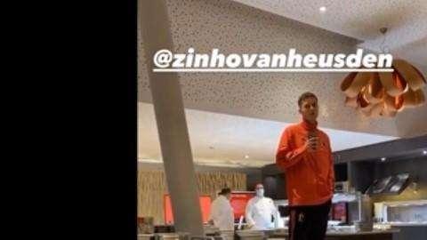 Rito di iniziazione canoro per i nuovi convocati del Belgio: Vanheusden canta, Lukaku filma