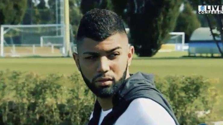 Gabigol prende confidenza con Milano: foto al Duomo 