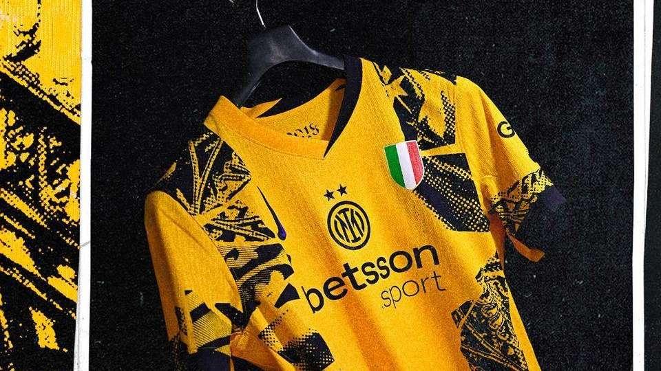 L'Inter presenta la terza maglia. E al Borussia Dortmund salta all'occhio una certa somiglianza...