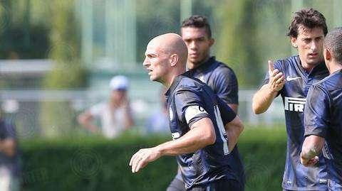 Mazzarri tra sorrisi e pensieri: bene Milito e Samuel, ma coi nazionali...