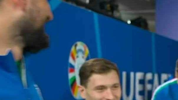 Svizzera-Italia, saluti e abbracci tra Sommer e i compagni dell'Inter nel tunnel prima del match