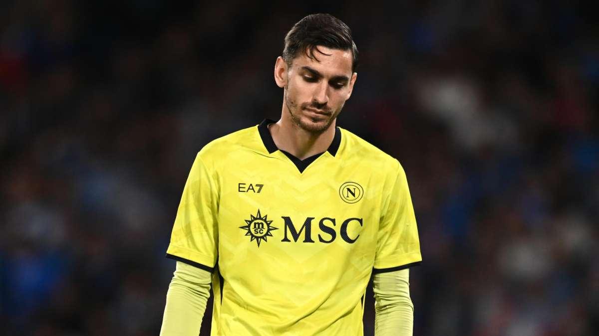 Qui Napoli - Mattinata di lavoro tecnico-tattico. Anche Meret out per l'Inter: per il portiere frattura al piede destro 