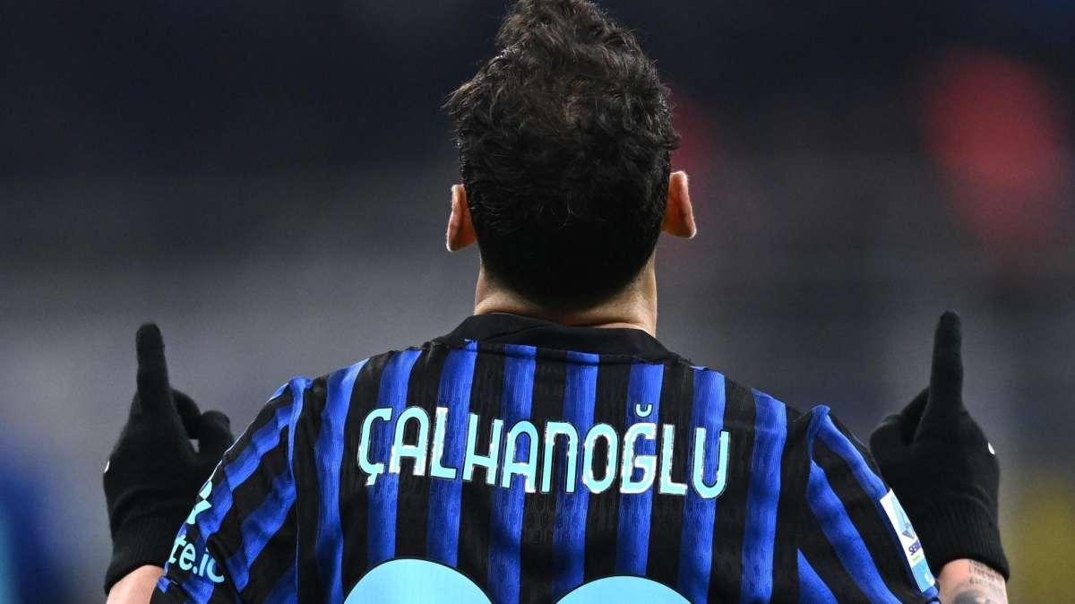 CdS - Futura Inter, c'è un dubbio Calhanoglu: ha senso così? Da Koné a Jones, i piani nerazzurri in mediana