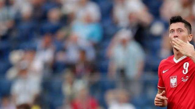 Primo gol di Lewandowski e prima vittoria per la Polonia. Protagonisti anche Zielinski e Szczesny: 2-0 sull'Arabia