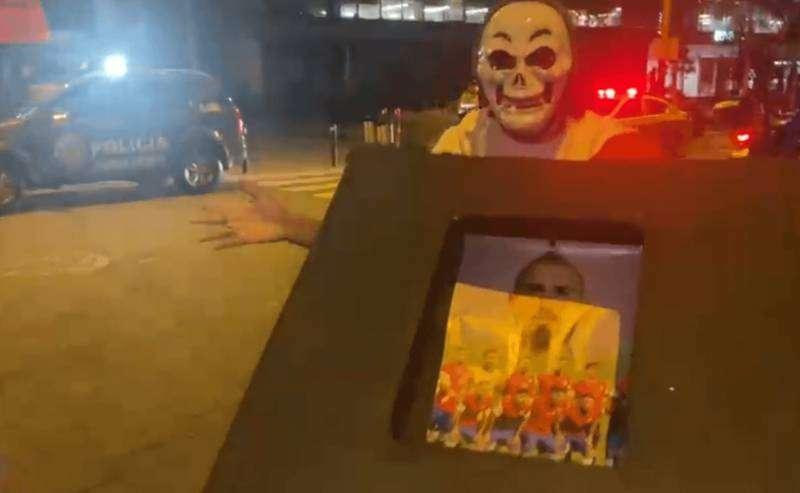 Perù, i tifosi scaldano il Classico del Pacifico: bara di cartone con la foto di Vidal