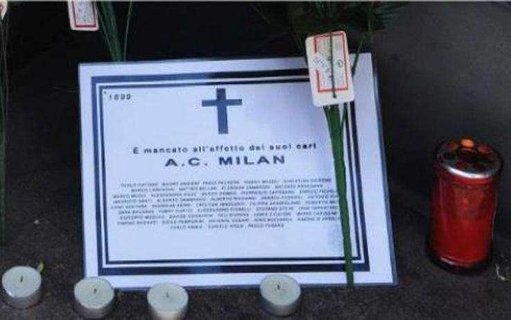Milan a pezzi: c'è un manifesto funebre in via Turati!