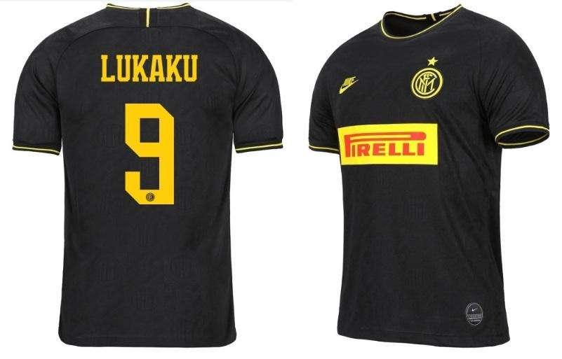 L'Inter presenta la terza maglia: nera con inserti gialli, richiami al Triplete del 2010 e alla Coppa Uefa del '98