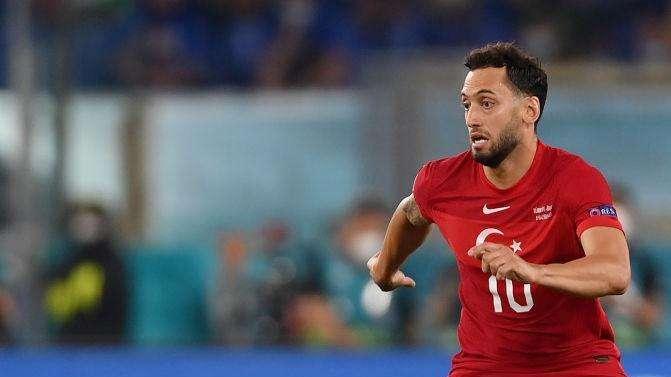 Calhanoglu-Inter, fumata bianca: domani in programma le visite mediche, per lui un contratto fino al 2024