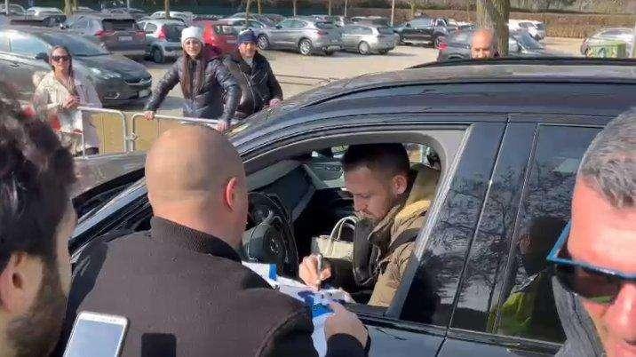 VIDEO - Tutta la disponibilità di De Vrij: foto e autografi all'ingresso del centro sportivo