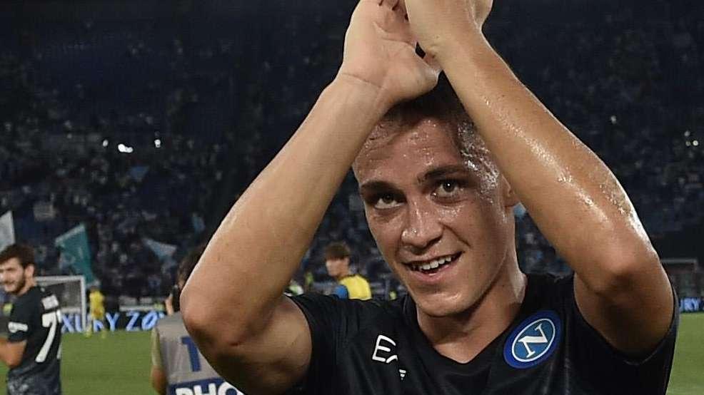 Raspadori lancia il Napoli al comando: 1-0 all'89' con lo Spezia. Animi accesi nel finale, espulsi Spalletti e Lorieri