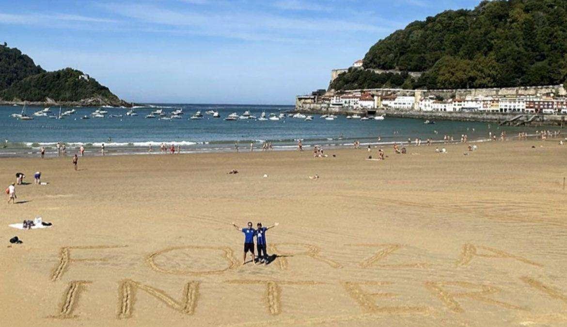 FOTO - Un enorme 'Forza Inter' appare sulla spiaggia di San Sebastian