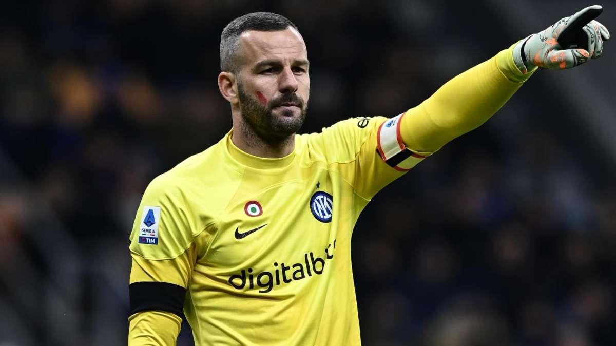 Sky - Brozovic-Al Nassr, firma attesa nelle prossime ore. Il rinnovo di Handanovic legato al futuro di Onana 