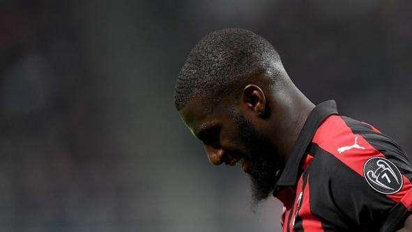 Milan, Bakayoko in ritardo all'allenamento: multa e squadra in ritiro
