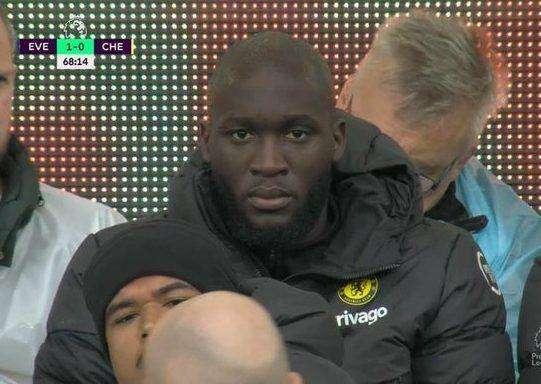 Lukaku in panchina, tifosi Chelsea scatenati: "La faccia di chi vuole tornare all'Inter"