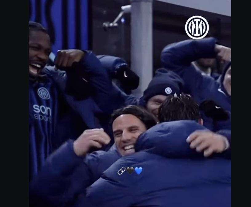 Sommer e l'abbraccio dei compagni a Pio Esposito: "Tutti insieme, una squadra"