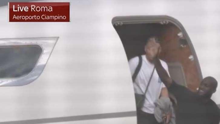 Lukaku è atterrato a Roma: folla giallorossa a Ciampino per l'arrivo di Big Rom