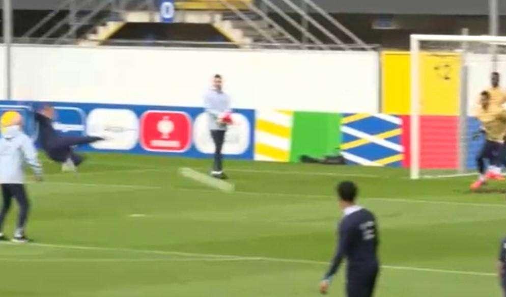 Pavard, zero minuti ad Euro2024. Ma la classe non si discute: numero in allenamento