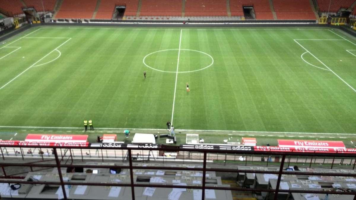 San Siro, un ritocco al prato prima di Inter-Napoli
