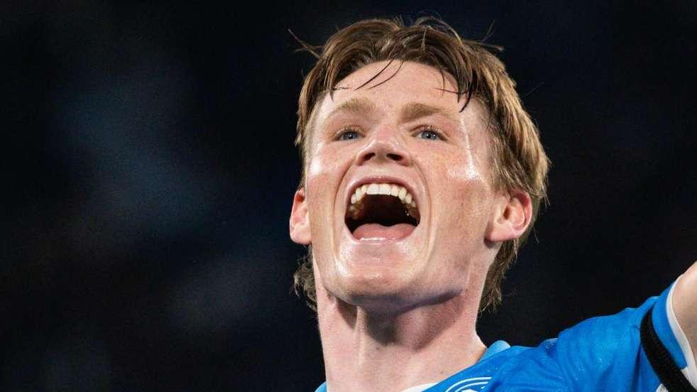 McTominay, l'oro di Napoli: la doppietta dello scozzese vale lo strappo Scudetto. Parità a Bergamo