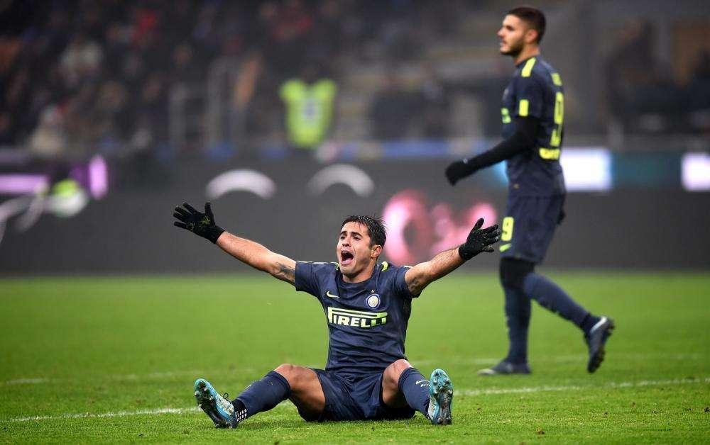 Eder cade in area: giusto non fischiare. Fallo di mano involontario al 24'. Pochi episodi da moviola a San Siro