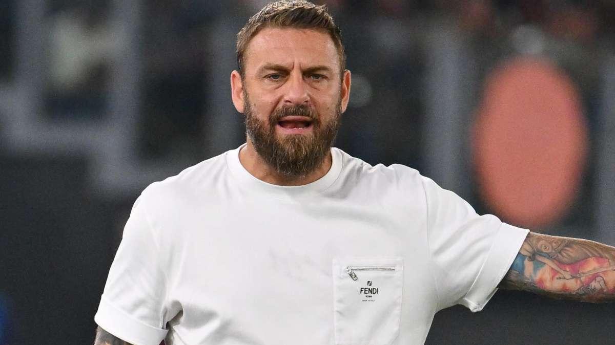 Roma, guai per De Rossi: Saelemaekers costretto ad operarsi. Lungo stop, salterà anche l'Inter 
