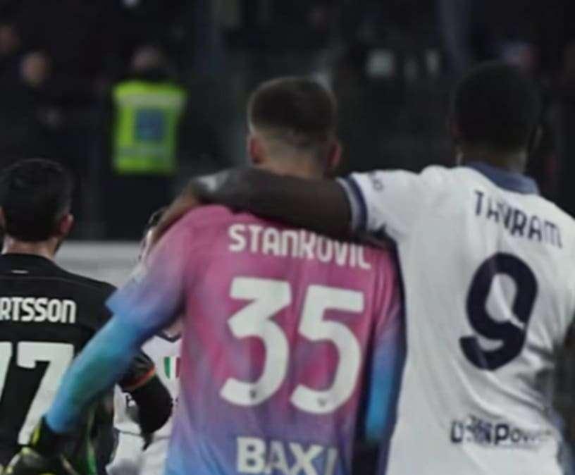 Che affetto per  Filip Stankovic: Thuram guida gli abbracci al portiere nel dopopartita