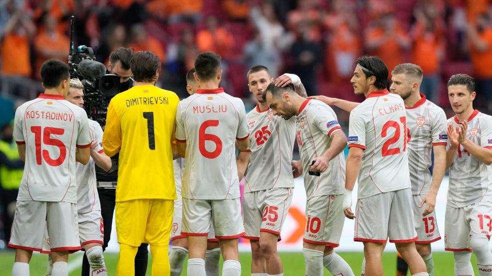 Pandev, standing ovation al momento del cambio: è addio alla Nazionale, Sneijder allo stadio ad applaudirlo