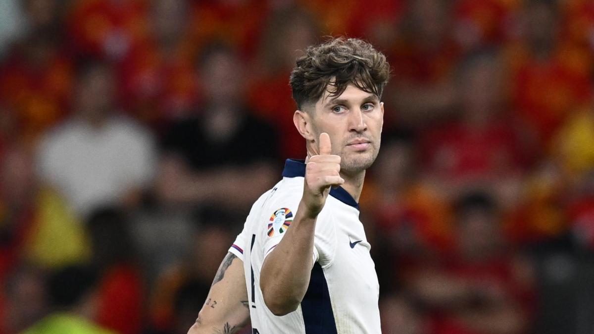 Stones, prime parole in nerazzurro: "Saluto i tifosi, non vedo l'ora di giocare"