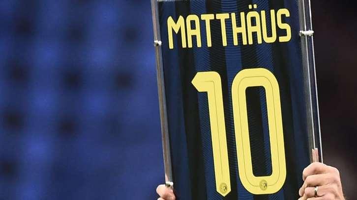 Matthäus mostra il Pallone d'Oro al Meazza: l'Inter celebra la ricorrenza