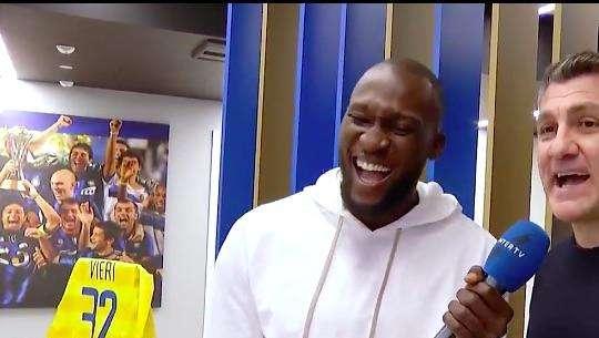 Lukaku diventa reporter e intervista Vieri. L'ex attaccante: "Tu e Lautaro la giovane coppia migliore d'Europa"