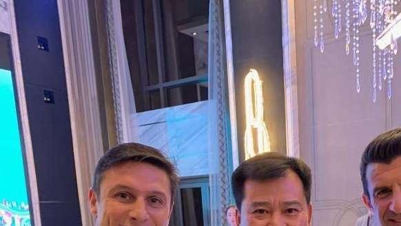 Zanetti in posa con Zhang sr. e Figo: "Tanti ospiti importanti al Bellagio di Shanghai"