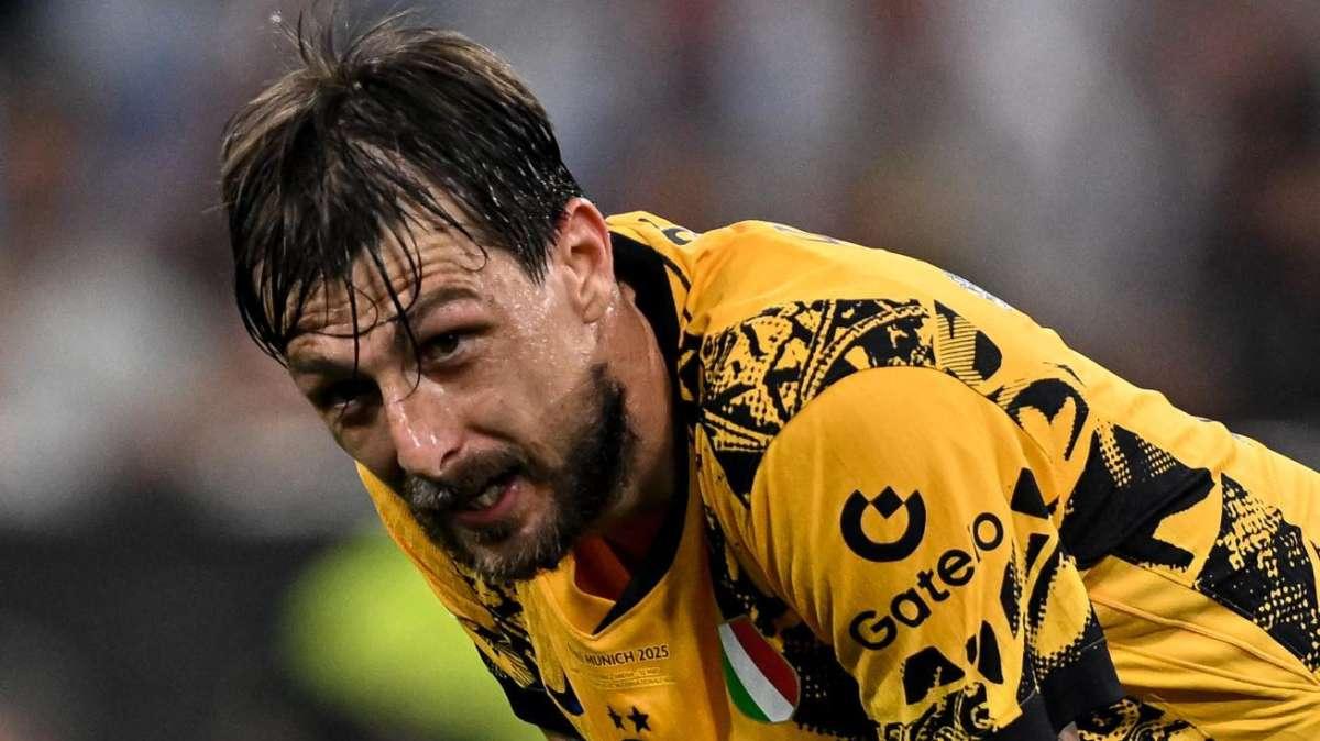 VIDEO - Acerbi, diverbio con un tifoso del PSG: "Preso per il c...o no, ti sfondo di botte"