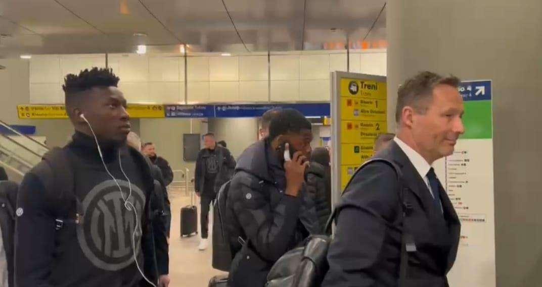 VIDEO - Inter, via alla missione Spezia: nerazzurri partiti da Rho senza Skriniar e Correa