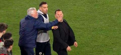 VIDEO - Finale folle in Fenerbahce-Galatasaray: Mourinho prende per il naso Buruk. Rissa e polizia in campo